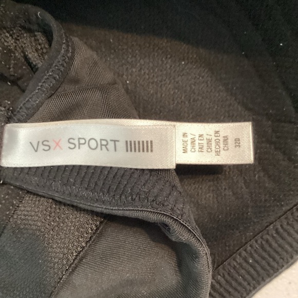 Victoria's Secret VSX Sports Bra Size 32D - Picture 4 of 5